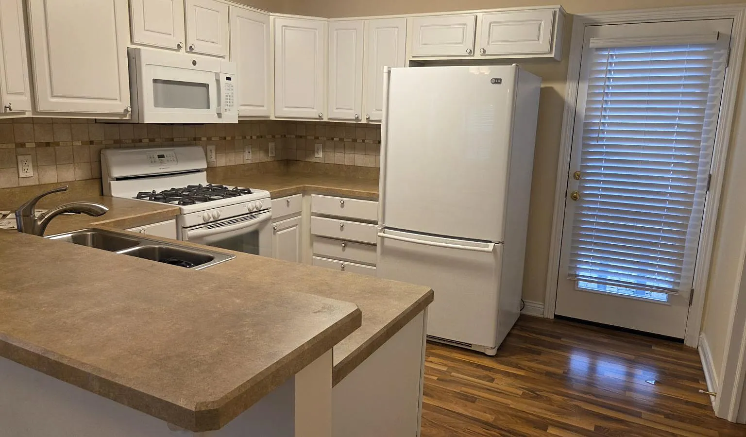 3 bed, 1194 sqft, $2,425 — Photo 3