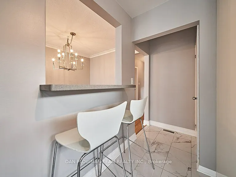 181 Waverly St S #UPPER — Photo 5