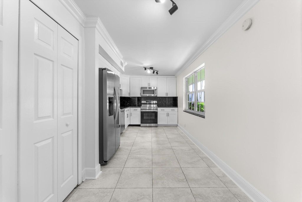4240 Oaks Ter APT 103, photo 8