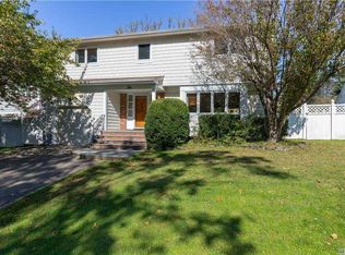 10 James Ct, Syosset, NY 11791