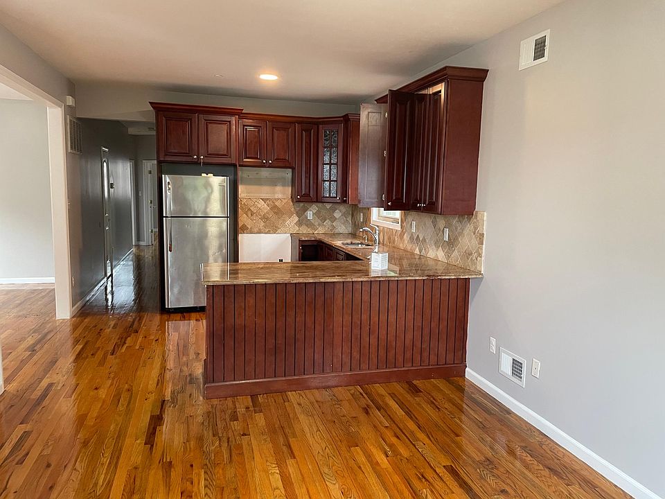 1st image of 30 Smith Ter #3