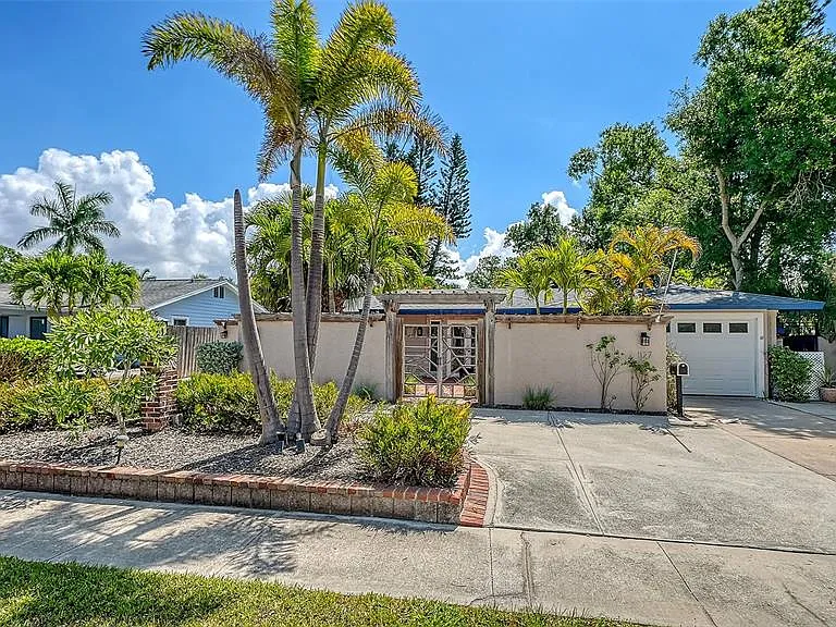 1127 S Osprey Ave — Photo 2