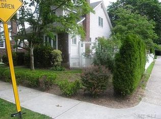 122 Stewart St, Floral Park, NY 11001