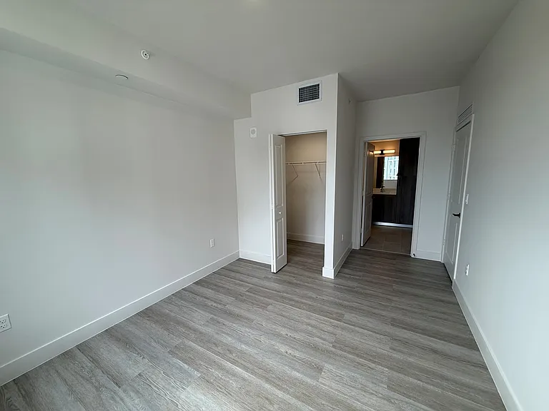 Bay Pointe Apartments — Photo 42
