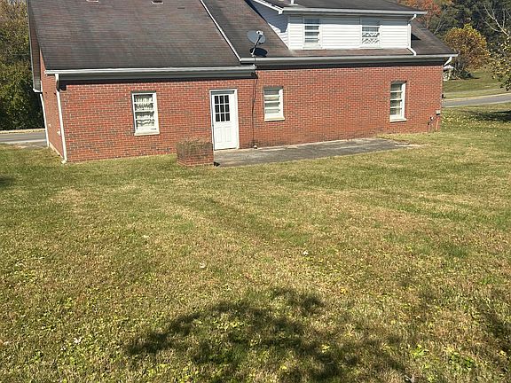 3rd image of 628 Bourne Ave