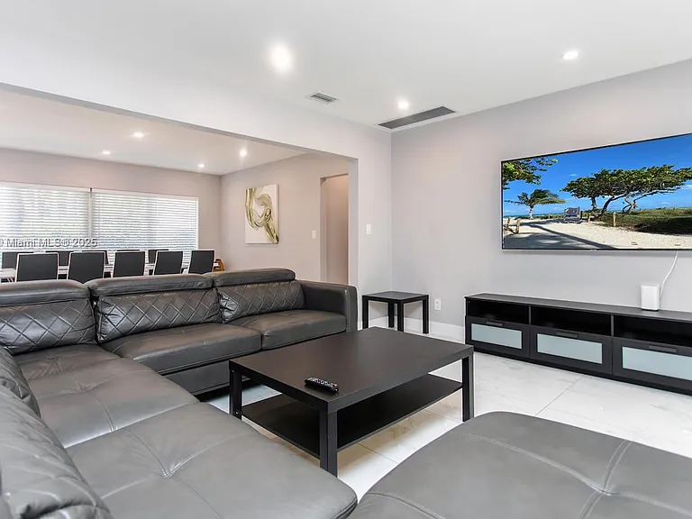 1218 Hollywood Blvd — Photo 22