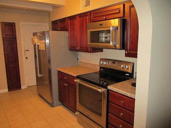 2nd image of 115 S Lincoln Park Dr