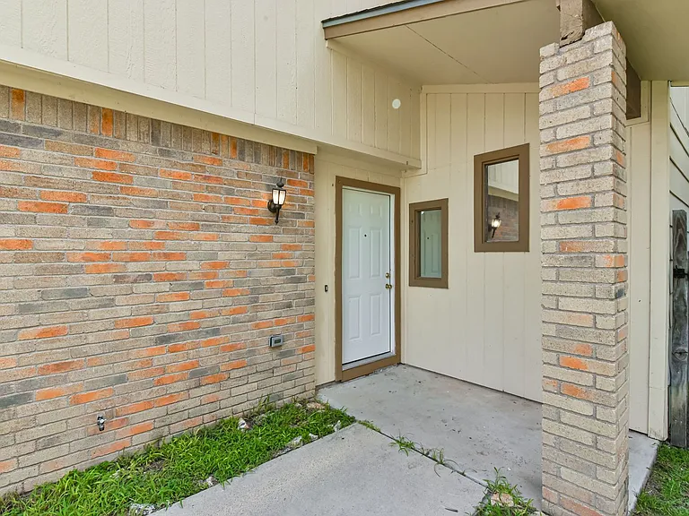 1128 Royal Crest Dr — Photo 7