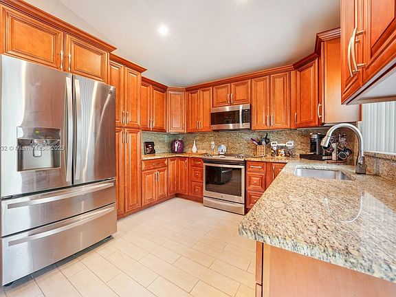 4th image of 8410 NW 35th St