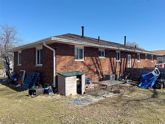 3rd image of 1140 Stratford St