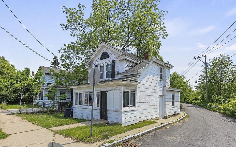2nd image of 21 Pleasant St