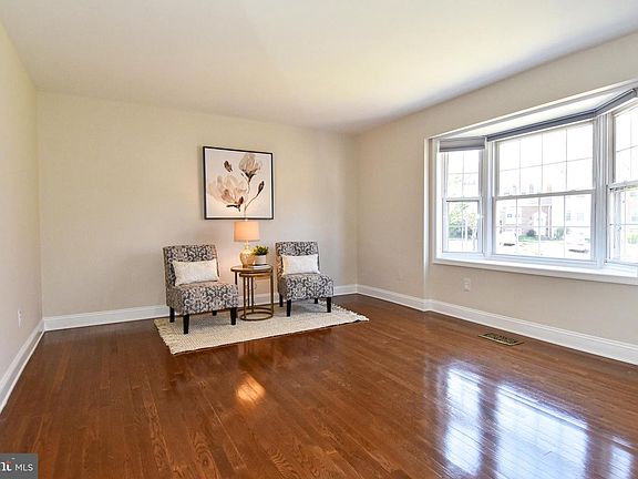 3rd image of 3249 Victor Cir