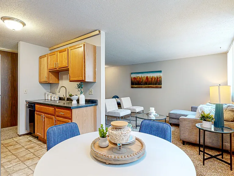 624 Huron Apartments — Photo 3