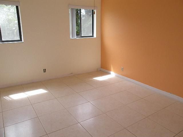 2nd image of 1808 Tamarind Ln