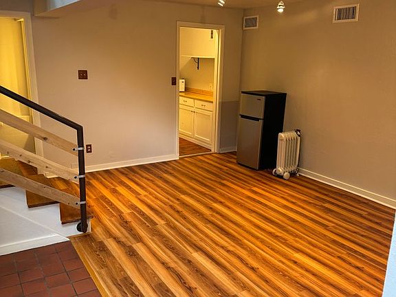 3rd image of 907 W Summit Ave #528