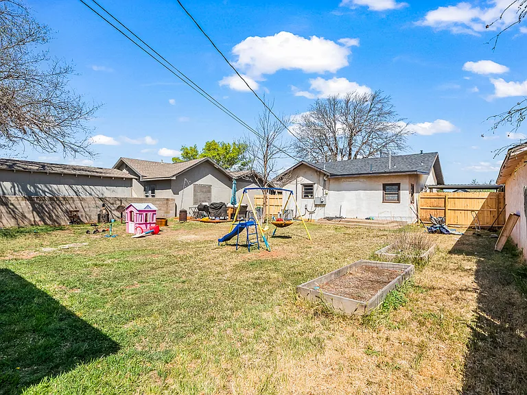 435 W Lynn St — Photo 23