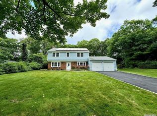 9 Sycamore Dr, Stony Brook, NY 11790