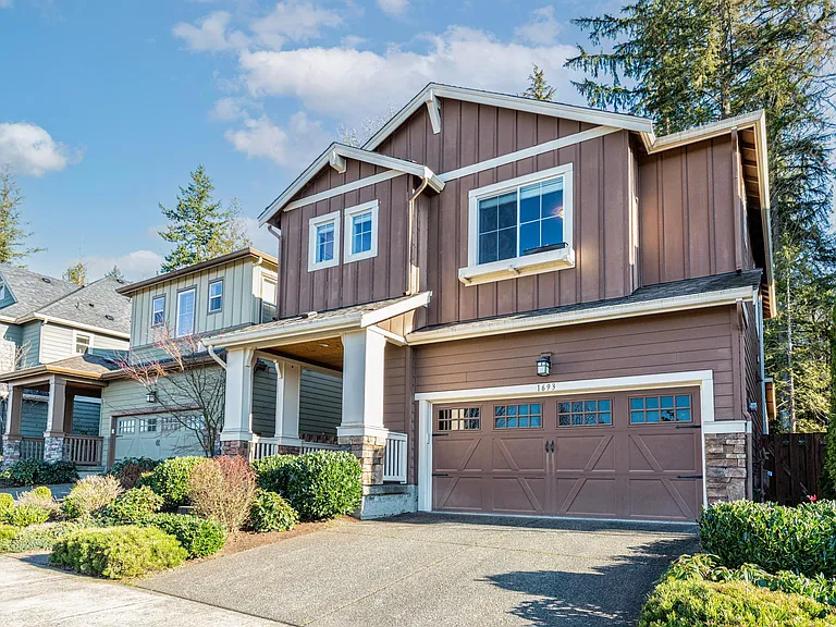 1693 NE Falls Dr — Photo 4