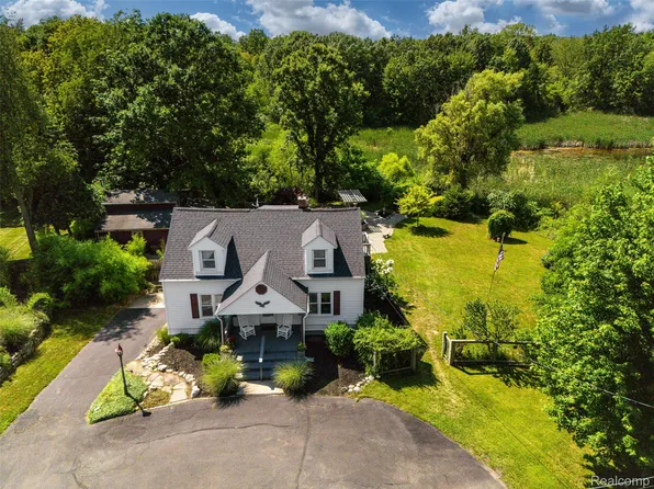 2709 Glenrose St, Auburn Hills, MI 48326