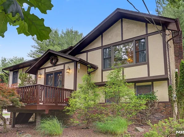 12 Seminole Ave, Oakland, NJ 07436