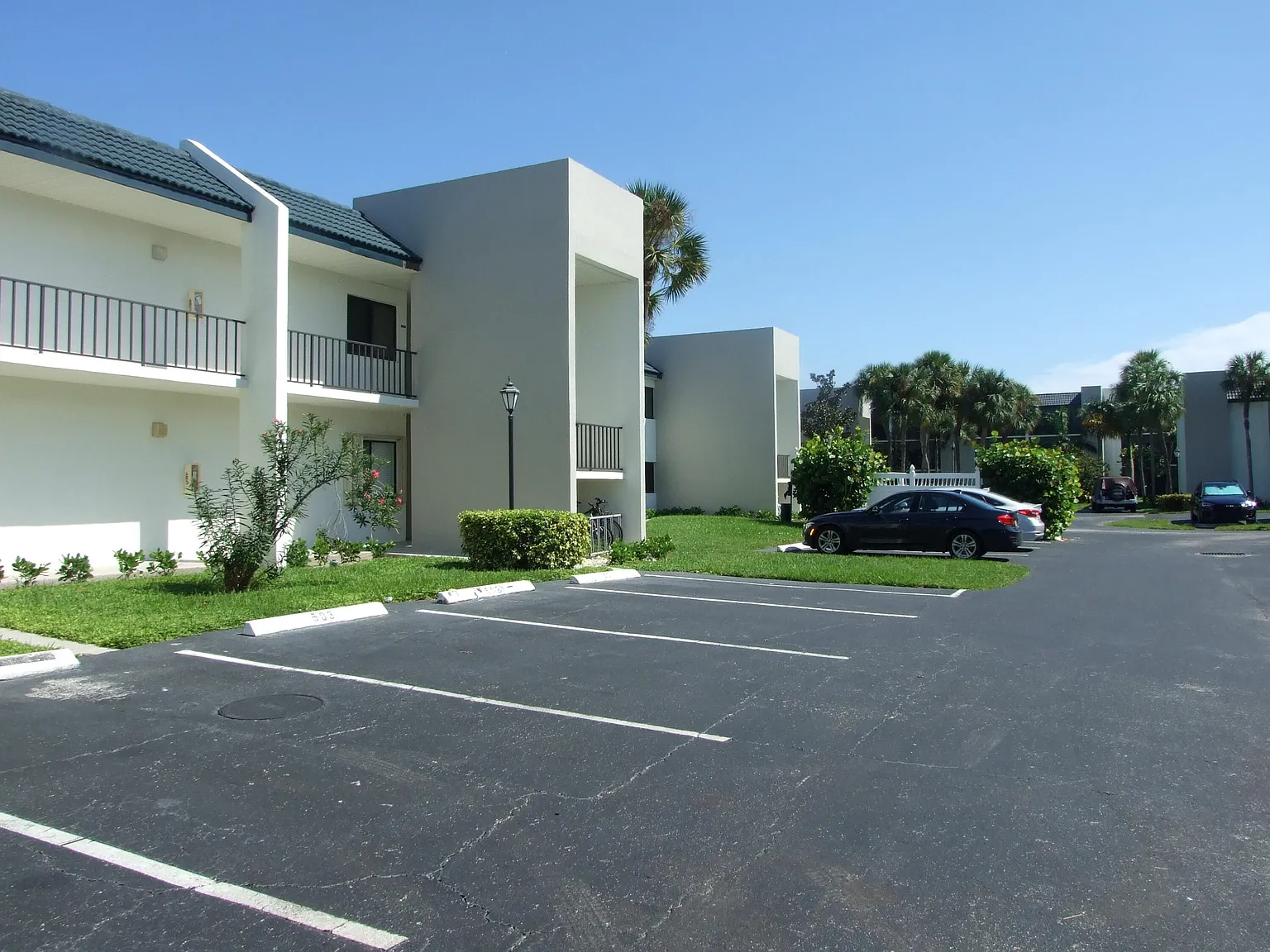 1 bed, 1.5 bath, 704 sqft, $2,100 — Photo 2