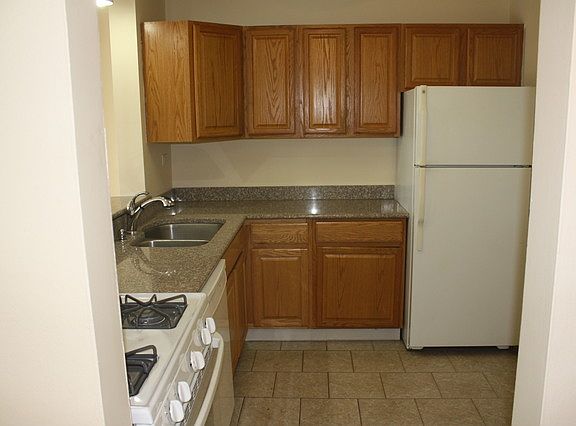 4th image of 920 N Sterling Ave Unit 103