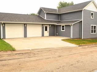 510 Cleveland St SW, Cascade, IA 52033