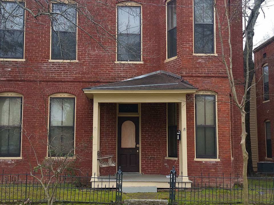 1st image of 221 E 10th St
