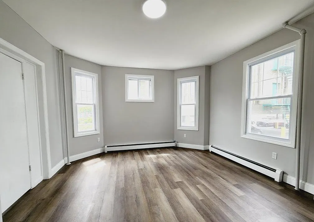 3 bed, 1.5 bath, 2298 sqft, $2,900 — Photo 4