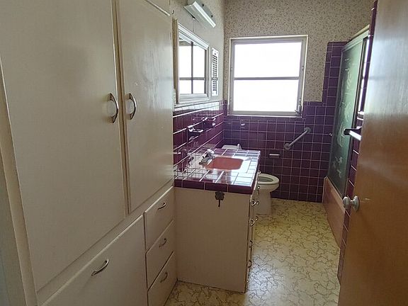 5th image of 107 6th St E