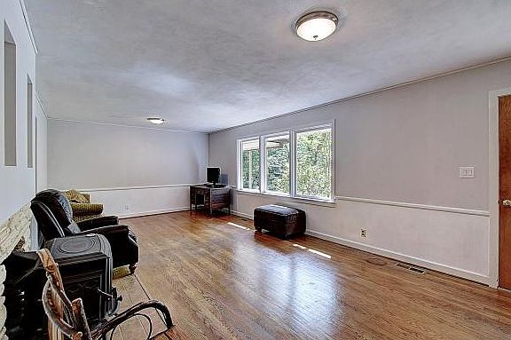 3rd image of 1413 Strawberry Ln