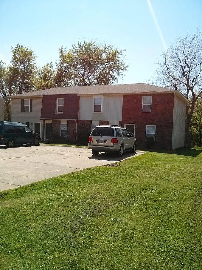 2 bed, 1.5 bath, 832 sqft, $895 — Photo 1