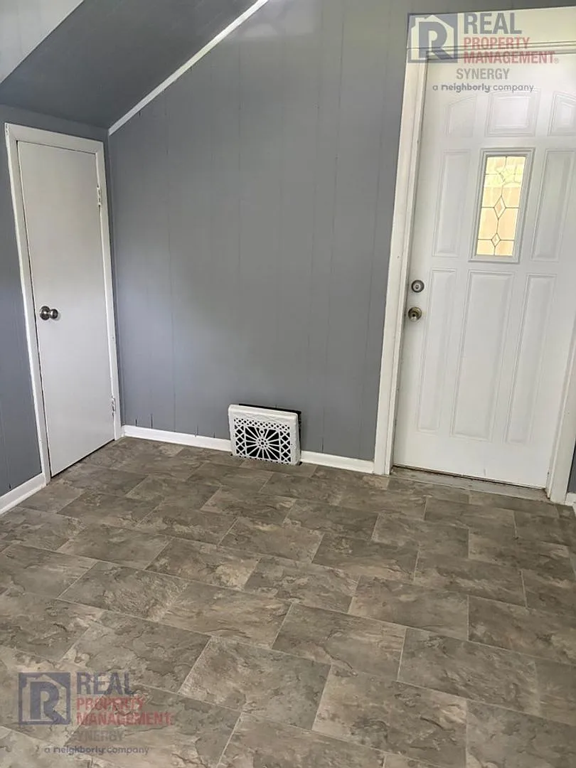 Coming Soon - Upper Level Duplex — Photo 3