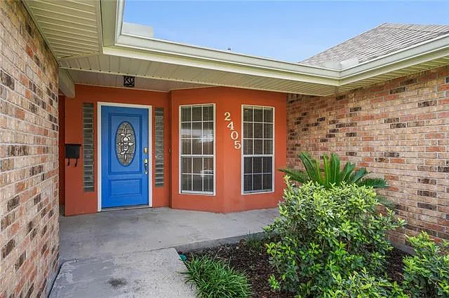 3 bed, 2.0 bath, 1921 sqft, $2,300 — Photo 2