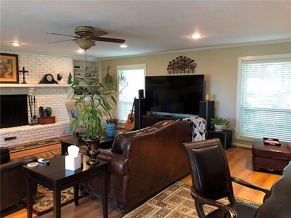 4th image of 1302 Lewis Dr