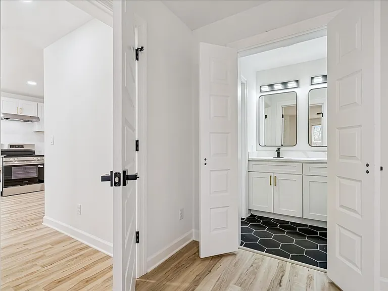 825 N 7th St — Photo 27