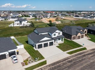 527 Flint Dr, Bismarck, ND 58503
