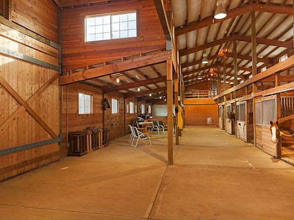 6 Stall Barn w/Loft