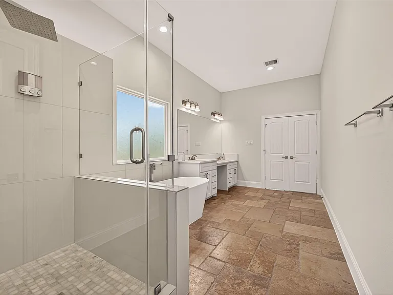 2211 Silverbonnet St — Photo 32