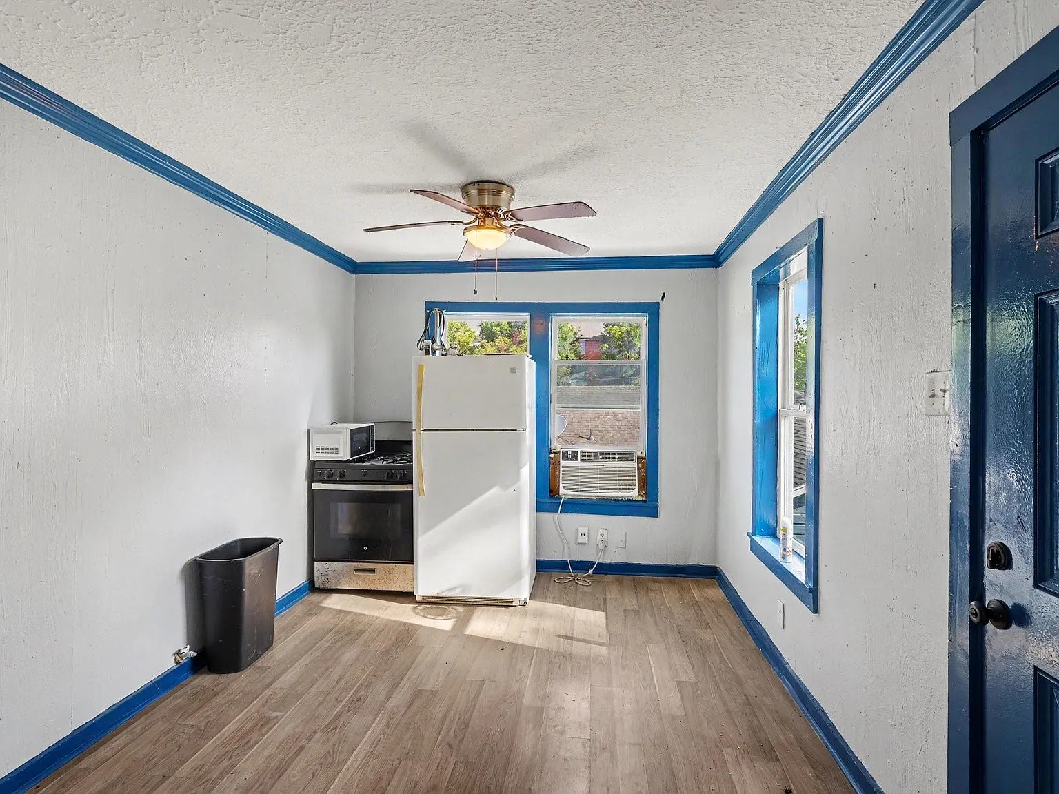 2 bed, 1.0 bath, 1860 sqft, $1,100 — Photo 2
