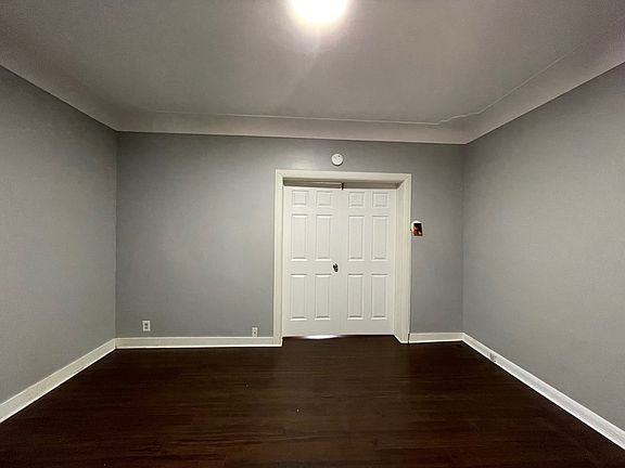 3rd image of 134 Rosslyn Ave N Unit 1