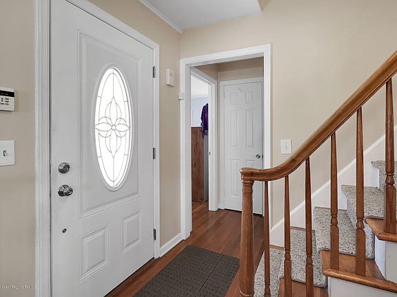 2nd image of 35 Laurelhurst Dr