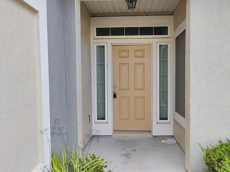 534 Richmond Dr — Photo 2