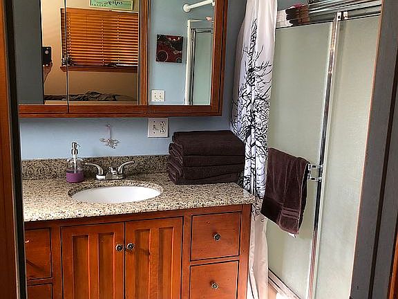 Master bath w/granite