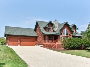 S69W32928 Westgate Dr, Mukwonago, WI 53149