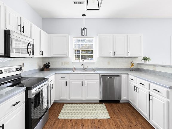 3rd image of 502 Summer Breeze Dr