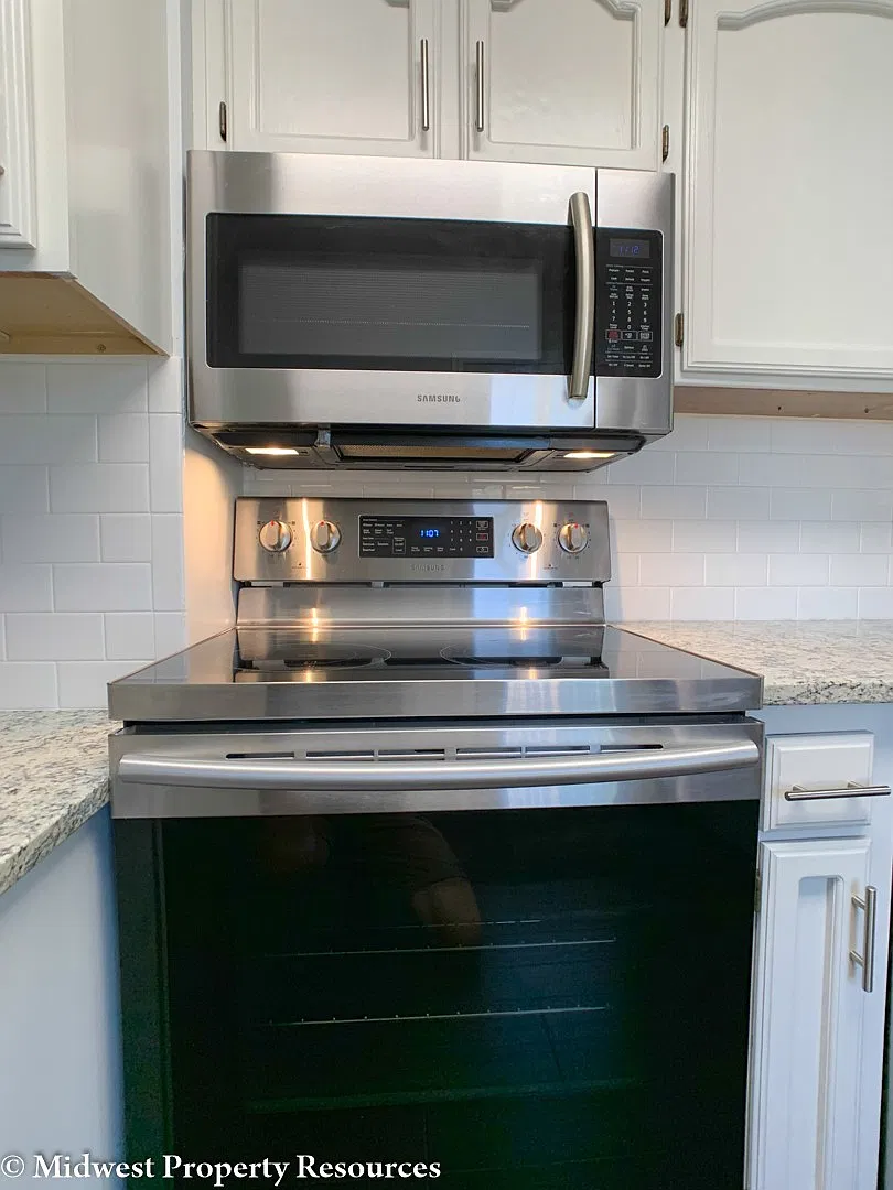 Beautiful & Clean 3 Bedroom Home in Lee's Summimt — Photo 4