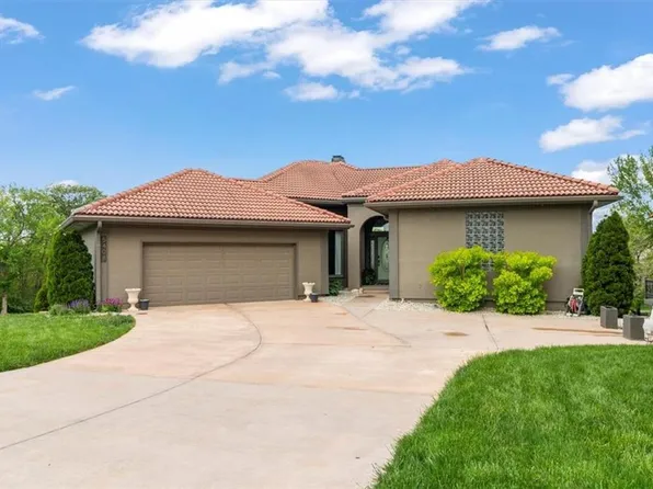 5408 NE Wedgewood Ln, Lees Summit, MO 64064