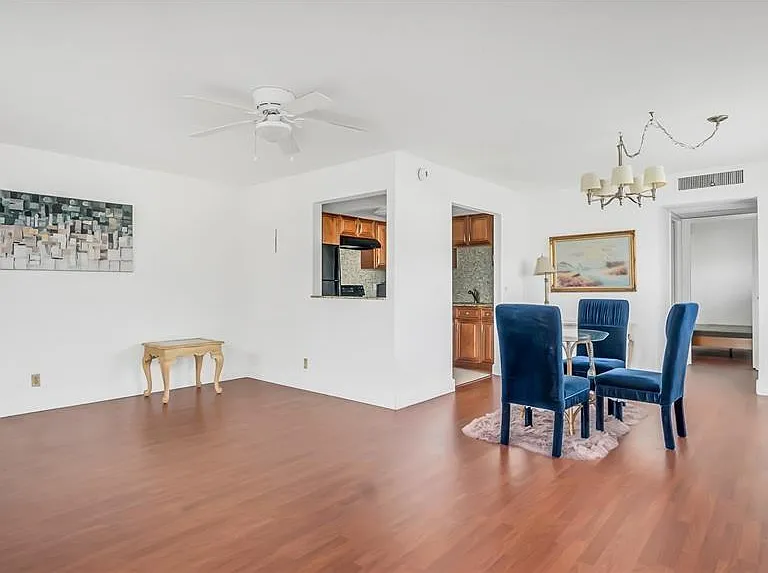 703 Brittany Park #O — Photo 3