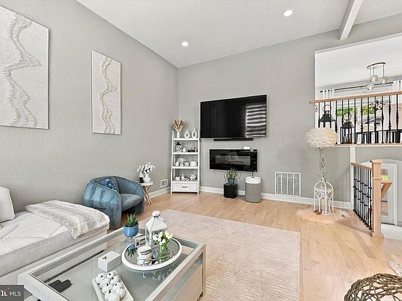 5th image of 17 John Paul Dr